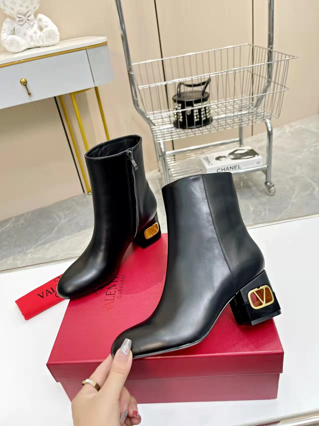 👟👟Ex-factory price 600👟👟 Leather sole +40 🆕 Valentino. Valentino autumn and winter fashion women's boots: Comfortable and versatile on the upper feet, showing long legs, Fabric: Imported first-layer cowhide ⚡The most popular V buckle ⚡The inner feet are all genuine leather Code number: 35−40 (Customized size 41)